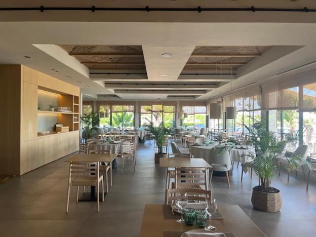 Hotel Restaurant Juanito Platja Sant Carlos de la Ràpita エクステリア 写真